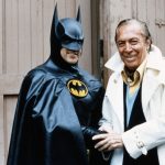Michael Keaton vestido de Batman con Bob Kane, creador el personaje. Créditos: Warner/DC