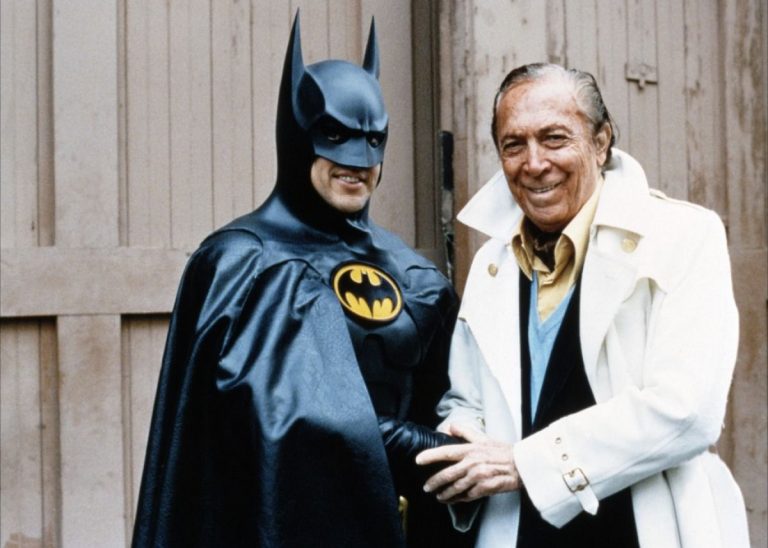 Michael Keaton vestido de Batman con Bob Kane, creador el personaje. Créditos: Warner/DC