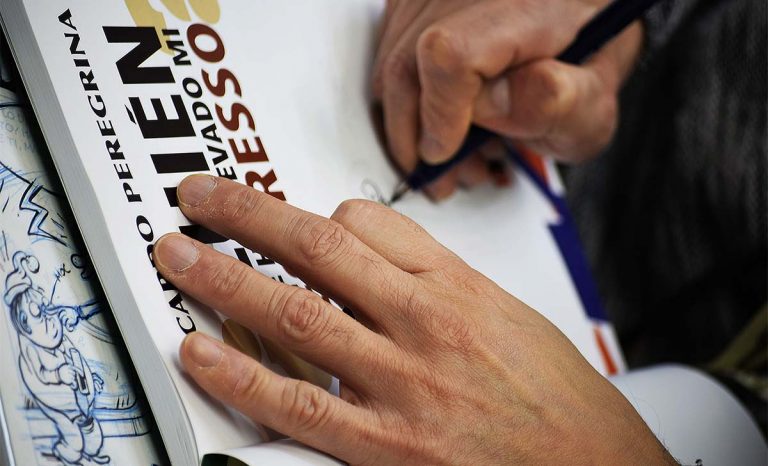 Las manos de Ricardo Peregrina firmando ejemplares de sus obras en el Salón del Cómic de Zaragoza. Fotografía de Doc Pastor.