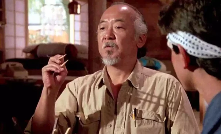 Pat Morita como el Señor Miyagi de Karate Kid. Maestro y figura a recordar en el Día del Padre. Créditos: Sony