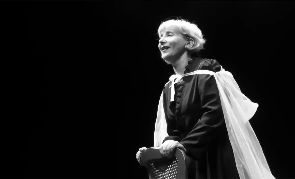 Hécate se convierte en Julieta en El sueño de una noche de teatro en el Mutea. Créditos: docpastor.com - Amamos la Cultura Pop