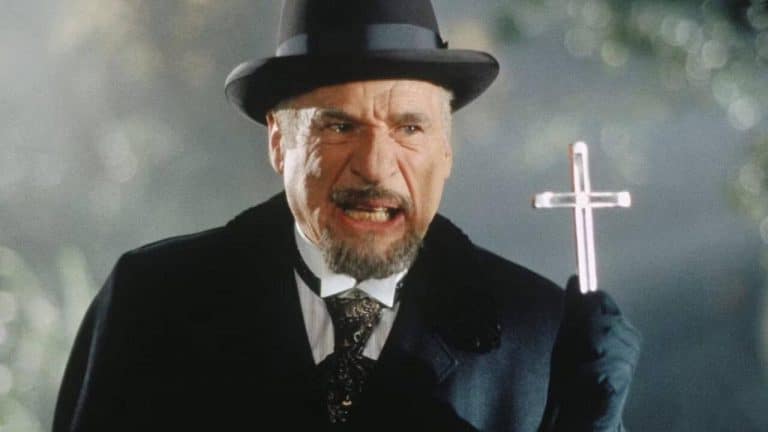 Mel Brooks en el papel de profesor Van Helsing en 'Drácula, un muerto muy contento y feliz'. Créditos: Columbia Pictures.