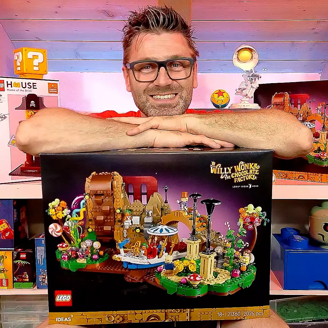 Roberto Ceruti con el set de Willy Wonka de LEGO. Créditos: Roberto Ceruti
