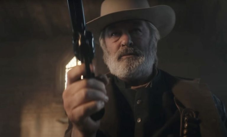 Alec Baldwin en un fotograma de Dos forajidos (Rust). Créditos: A Contracorriente.