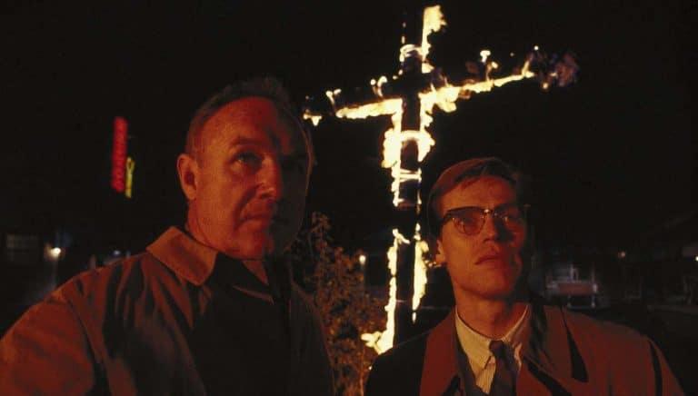 Gene Hackman y Williem Dafoe en 'Arde Mississippi'. Créditos: Amazon MGM Studios.