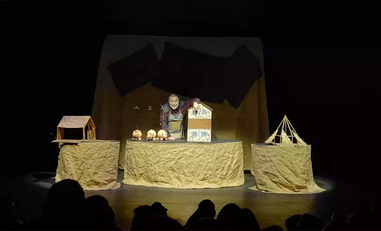 Iñaqui Juárez del Teatro Arbolé con Los tres cerditos. Créditos: docpastor.com