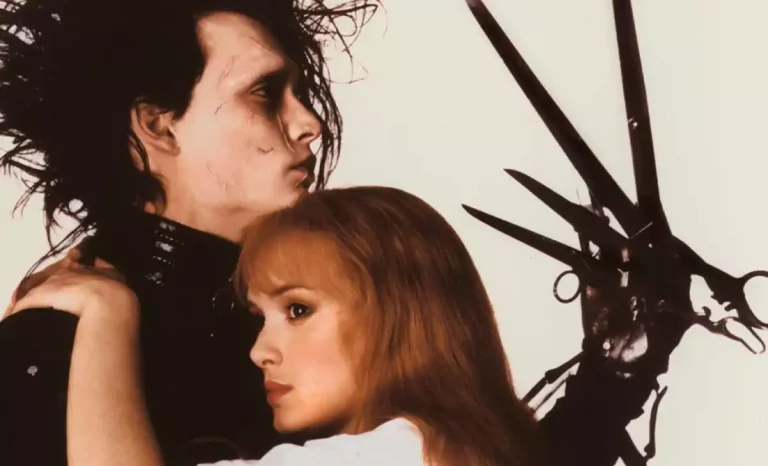 Johnny Depp y Winona Ryder en Eduardo Manostijeras. Créditos: 20th Century Studios
