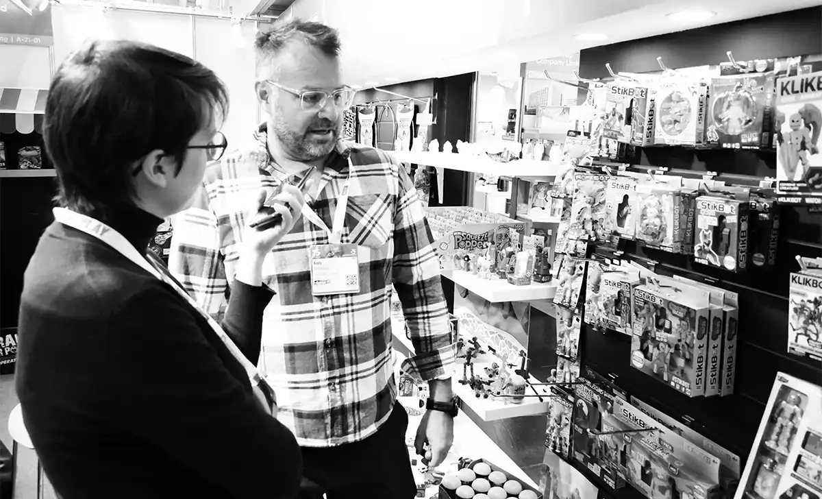 Andy McDonald de Zing y Marta Beren de docpastor.com en la Spielwarenmesse 2026. Créditos: docpastor.com