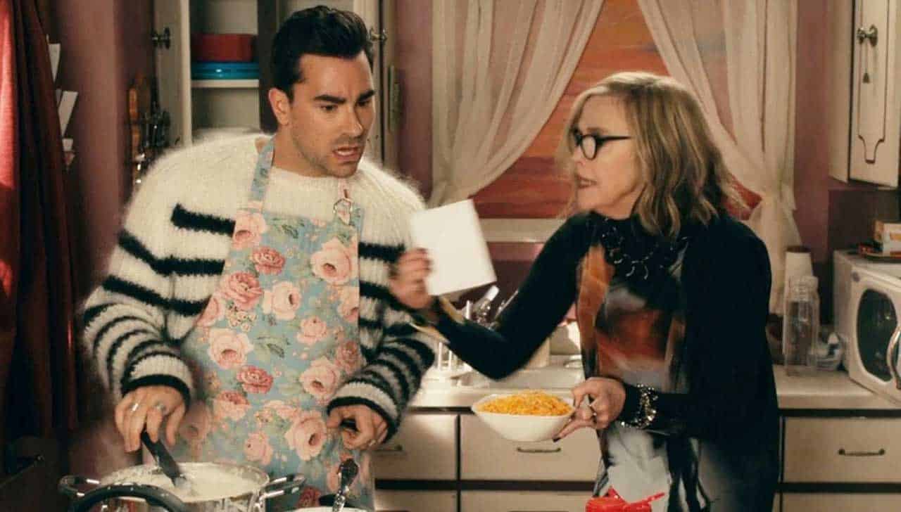 Catherine O'Hara y Dan Levy en una escena de 'Schitt's Creek'. Créditos: CBC