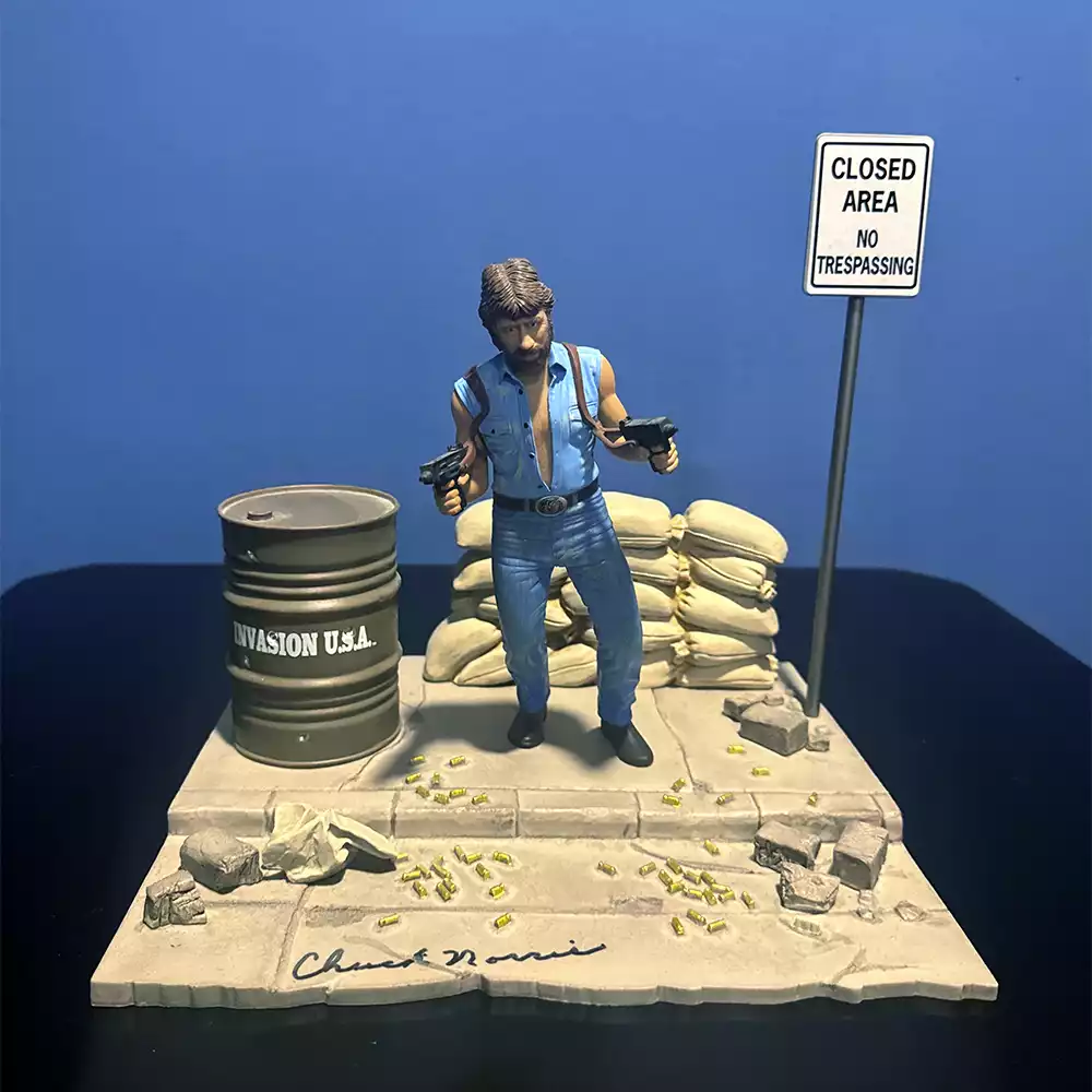 Figura de Chuck Norris firmada por el actor. Créditos: Marc Martí