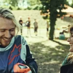 Juliette Armanet, y su coprotagonista, Bastien Bouillon en Elegir mi vida. Créditos: Syldavia