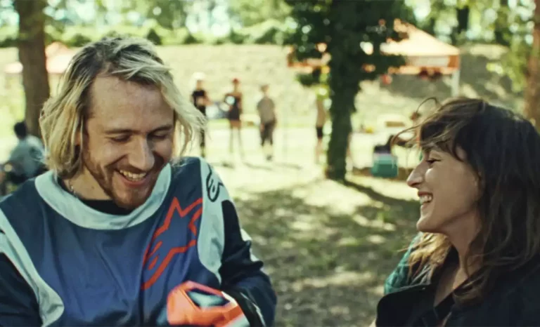 Juliette Armanet, y su coprotagonista, Bastien Bouillon en Elegir mi vida. Créditos: Syldavia