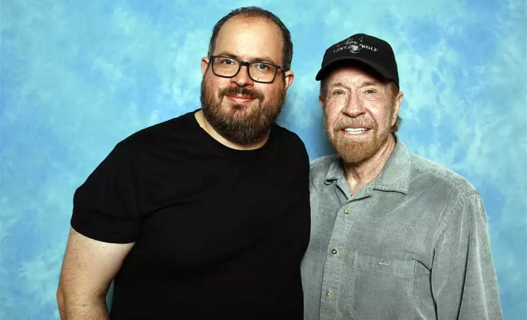Marc Martí con Chuck Norris en la London Film and Comic Con de 2023. Créditos: Marc Martí