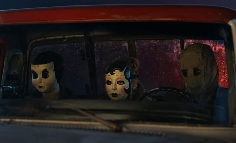 Fotograma de Strangers: Capítulo final. Créditos: Diamond Films.