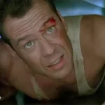 John McClane en uno de los momentos más recordados de Jungla de cristal. Créditos: 20th Century Fox