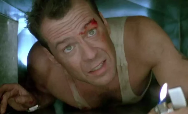 John McClane en uno de los momentos más recordados de Jungla de cristal. Créditos: 20th Century Fox