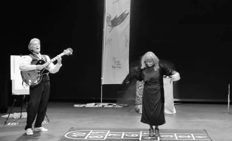 Los intérpretes de Tyl Tyl en la representación de Fantástica Leonora. Créditos: docpastor.com