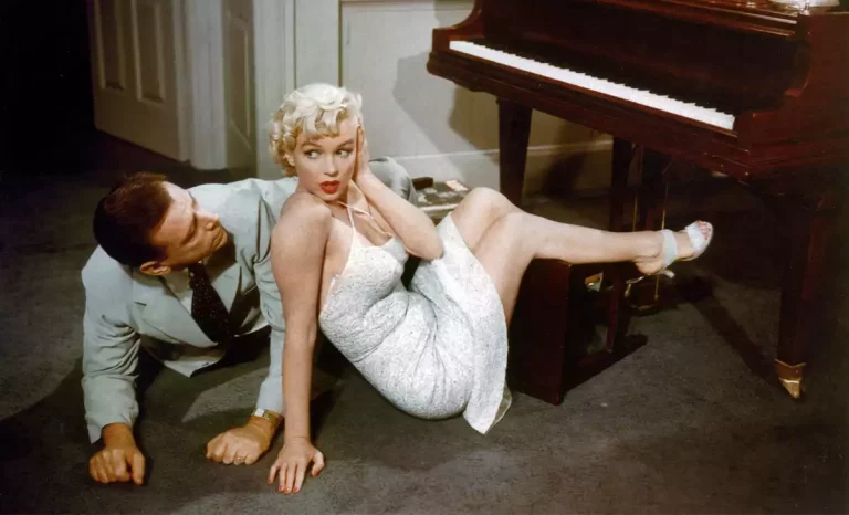 Marilyn Monroe con Tom Ewell en La tentación vive arriba. Créditos: 20th Century Studios