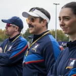 Brendan Hunt, Jason Sudeikis y Tanya Reynolds en Ted Lasso. Créditos: Apple TV
