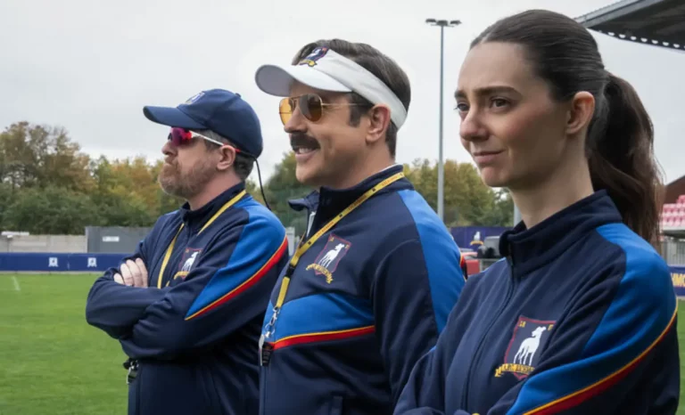 Brendan Hunt, Jason Sudeikis y Tanya Reynolds en Ted Lasso. Créditos: Apple TV