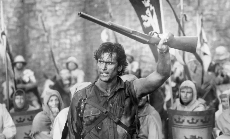Bruce Campbell en El ejército de las tinieblas (1992), tercera entrega de Evil Dead. Créditos: Renaissance Pictures / De Laurentiis Entertainment Group