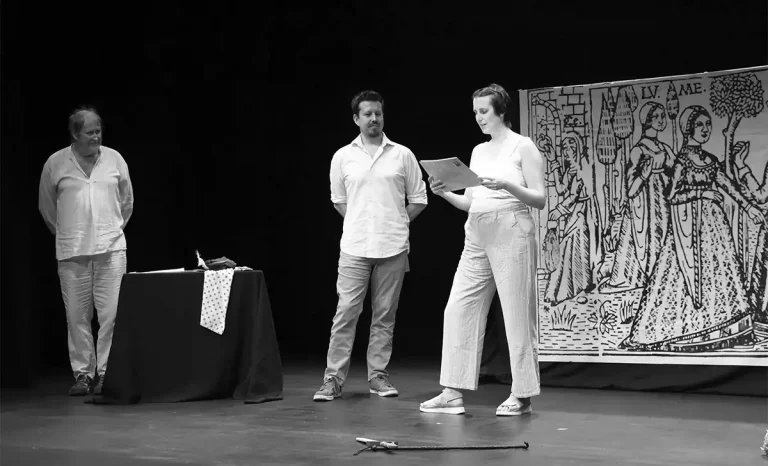 Marta Beren de docpastor.com leyendo la ganadora de Mejor Actriz del Festival MUTEA. Créditos: Teatro Arbolé