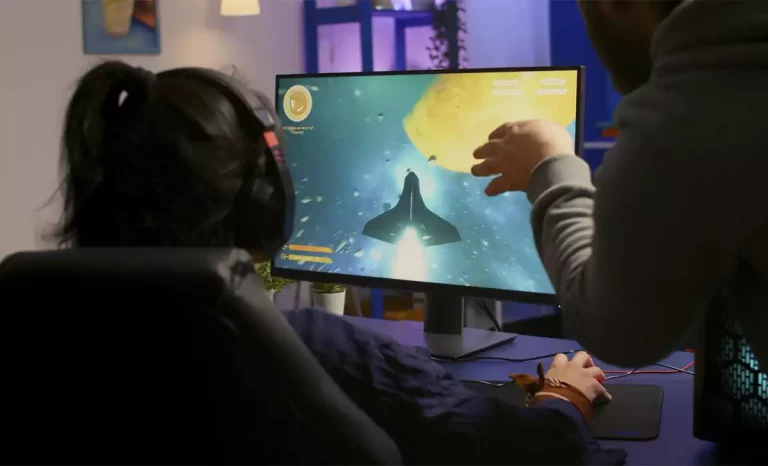 Una pareja jugando a videojuegos. Créditos: DC Studio