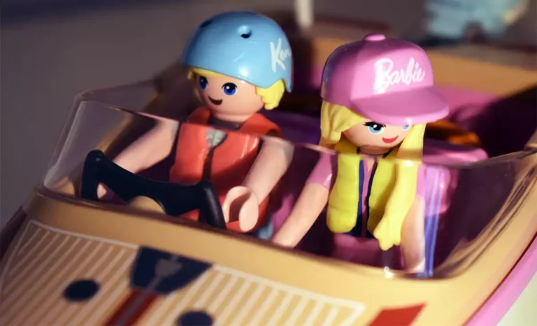 Barbie y Ken en su lancha a motor. Créditos: docpastor.com