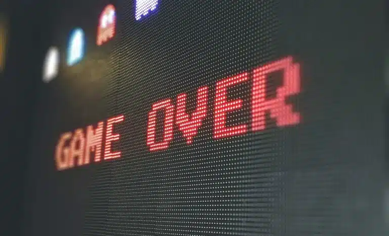 «Game Over» en una pantalla arcade, la mejor forma de celebrar el Día del Videojuego. Créditos: Sigmund / Unsplash