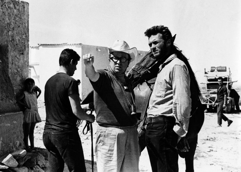 Imagen de rodaje con Sergio Leone en el centro y Clint Eastwood a la derecha.