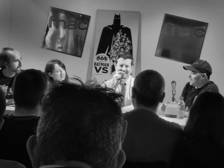El escritor y periodista Doc Pastor, en el centro, junto a Carlos Gallego, a la derecha, en la Fnac de Zaragoza en una charla sobre el Batman en el Batman Day