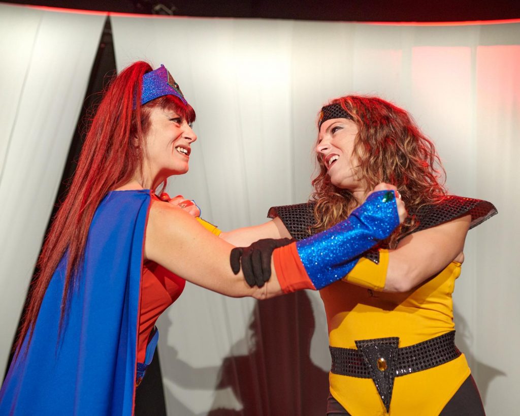 Eva Bedmar a la izquierda y Marina Muñoz a la derecha, vestidas como Chispis y Stablishment, sus personajes en la obra de teatro Chispis Woman peleando