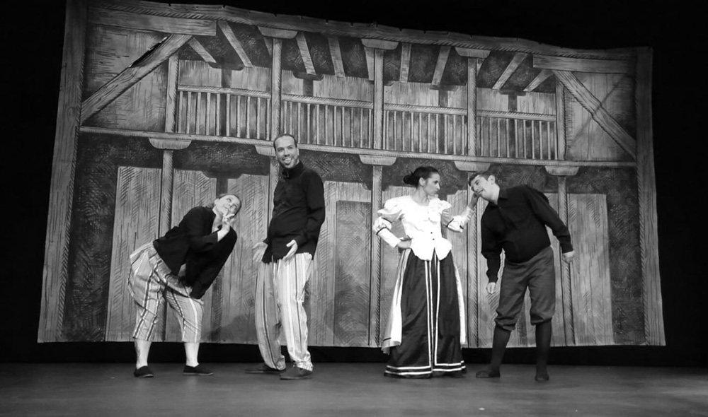 Lateja Teatro durante su actuación de la obra de teatro Comedias en el corral en el Teatro Arbolé durante el Festival Mutea