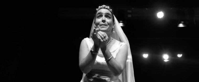 La sufrida novia de la obra de teatro La boda del baño en el Teatro Arbolé, durante el Festival Mute