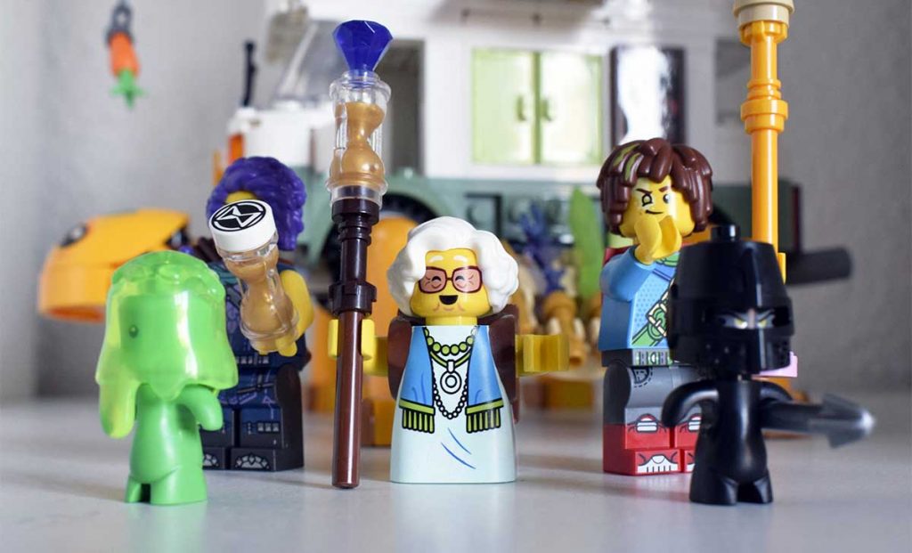 La Sra. Castillo y el resto de minifiguras del set de LEGO.