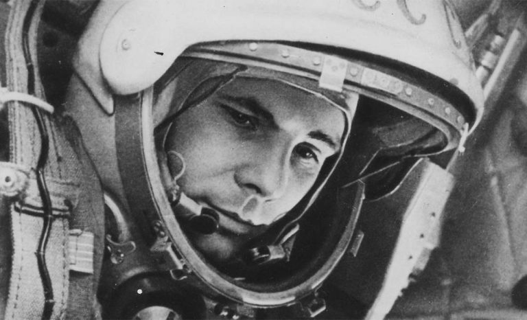 El cosmonauta ruso Yuri Gagarin, primer hombre en llegar al espacio.