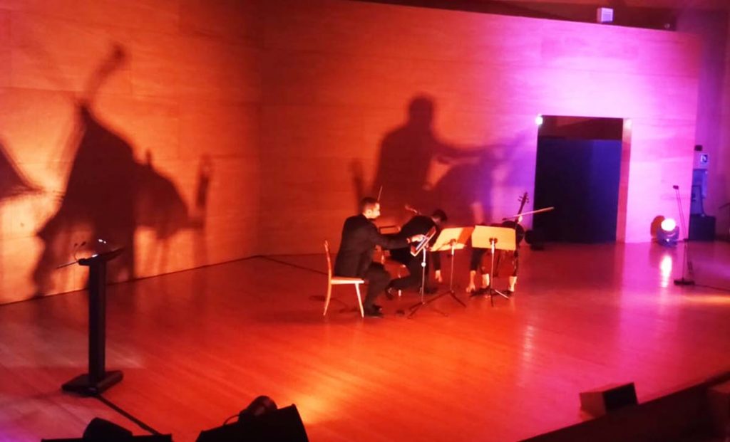 Trío de cuerdas en la gala del 28º Festival de cine de Zaragoza.