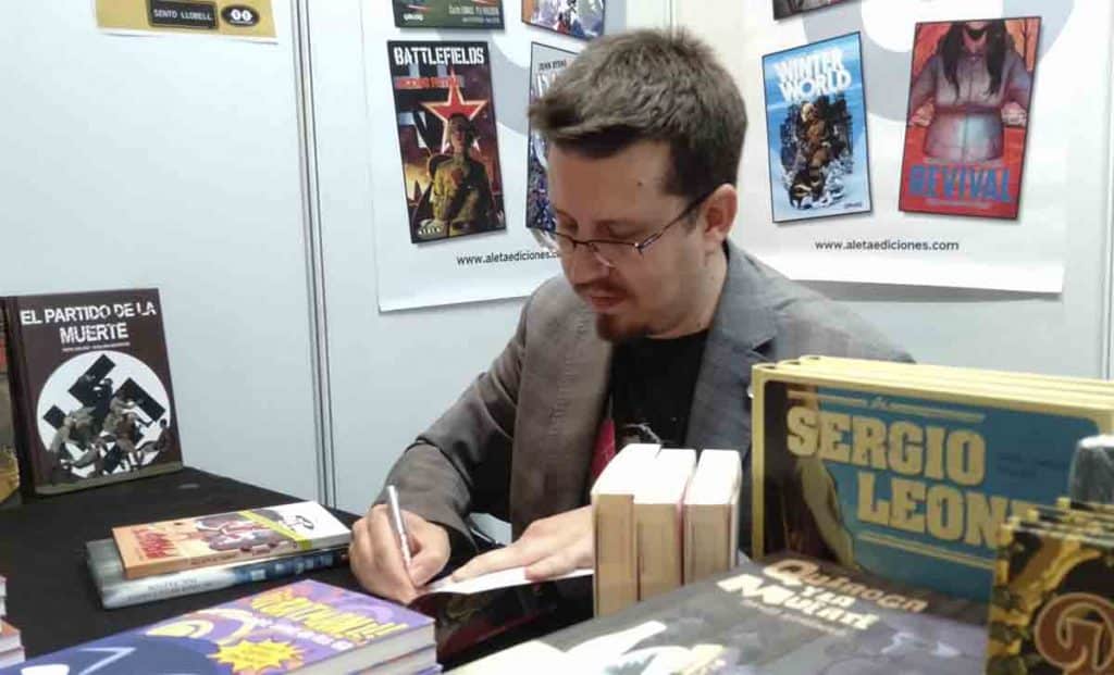 Firmando ejemplares de mi novela "En tierra de demonios" en el XXII Salón del cómic de Zaragoza