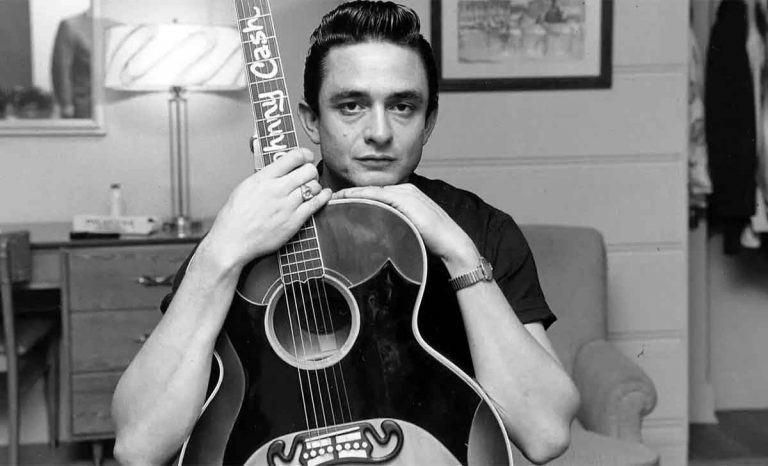 Johnny Cash con su guitarra personalizada