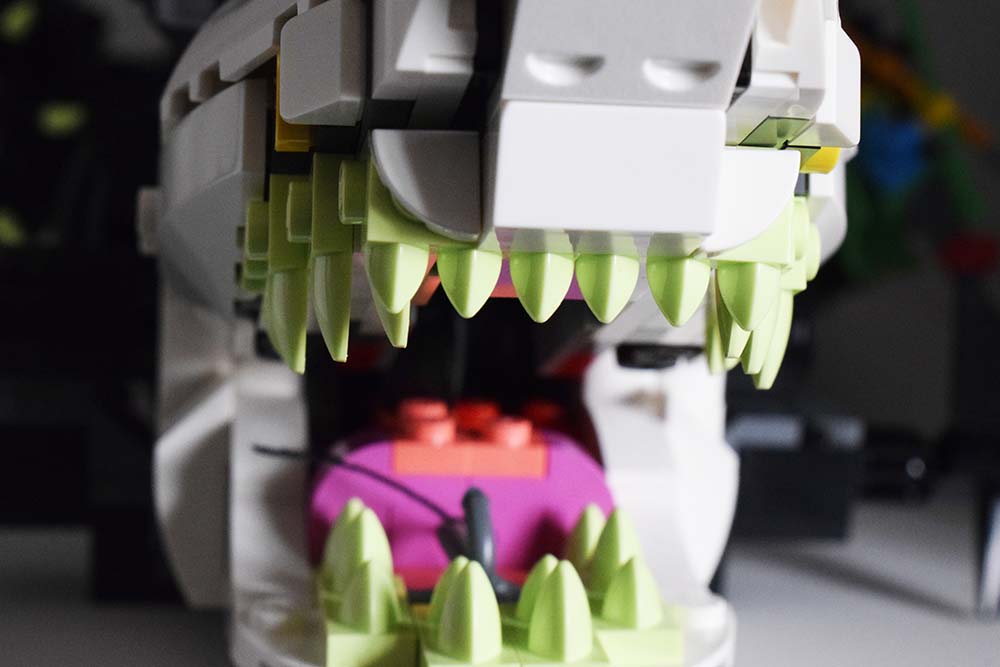 ¡Corred! ¡El barco tiburón de las pesadillas de LEGO tiene hambre!