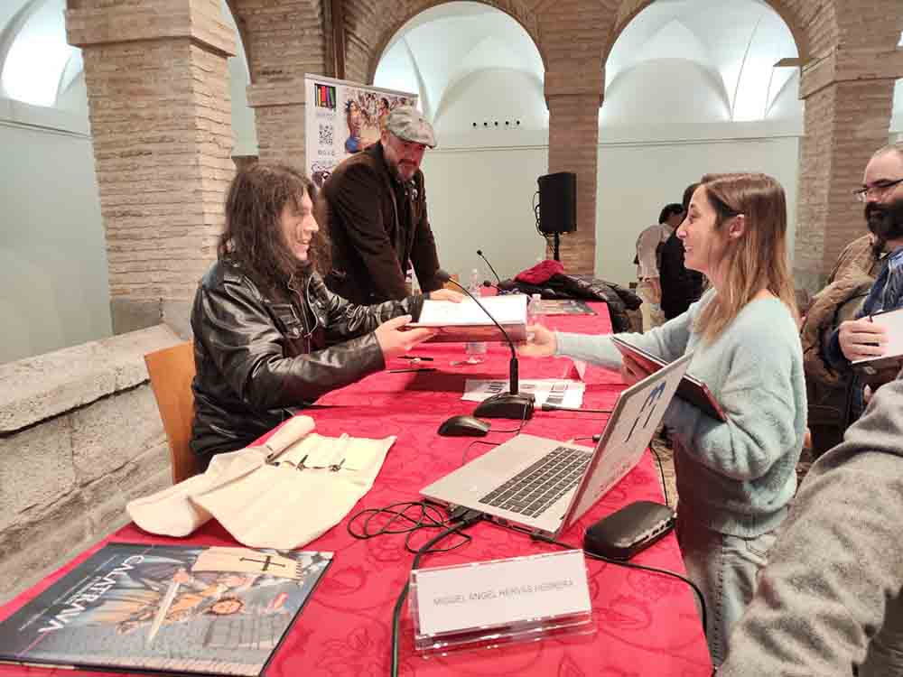 Los autores de Calatrava firmando ejemplares de su obra