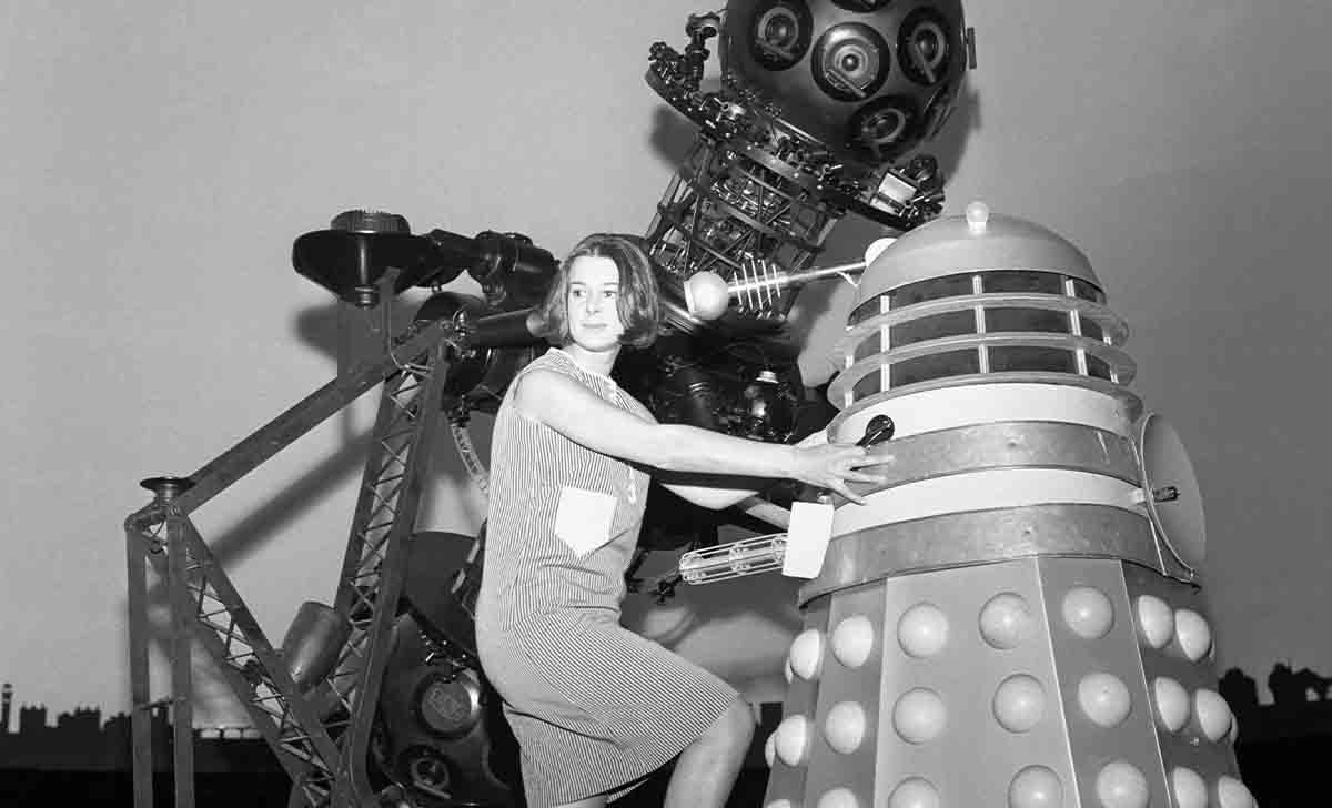 Verity Lambert junto a un Dalek