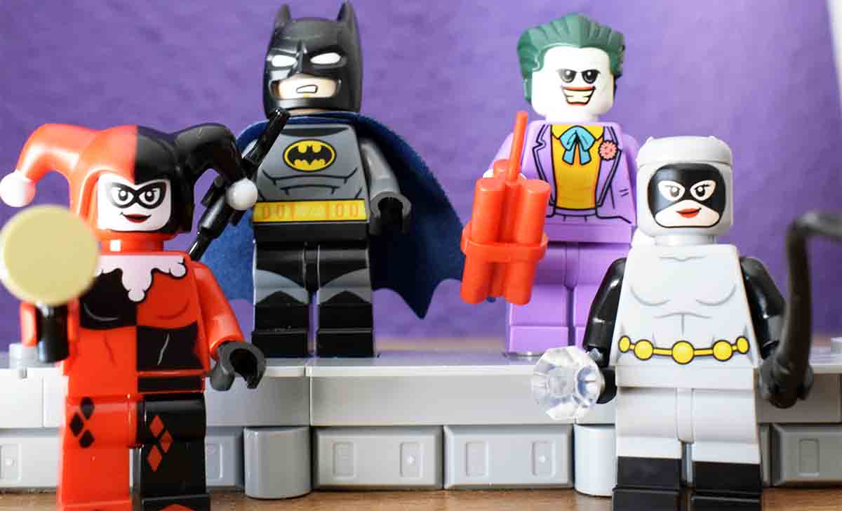 Minifiguras de Harley Quinn, Batman, Joker y Catwoman.