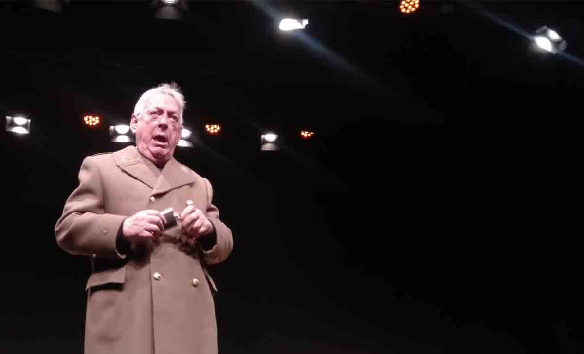 El general de Dando guerra de Actores Sinsentido