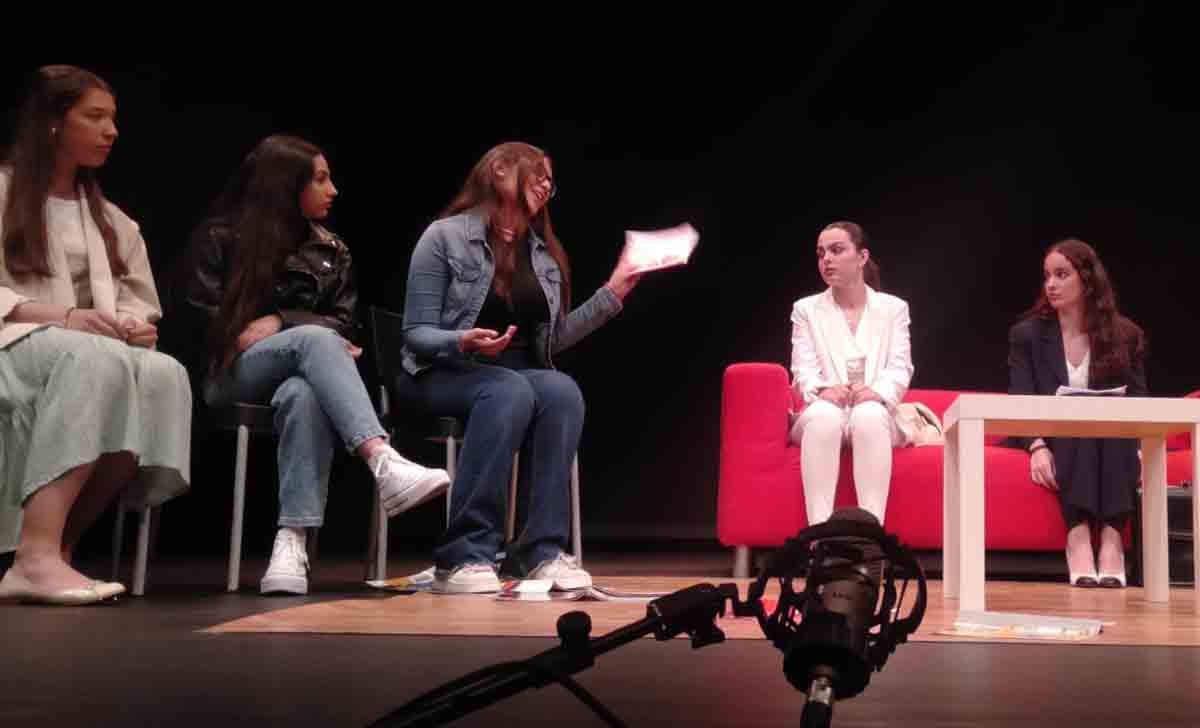 Las Alfas representando Toc-Toc