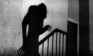La icónica imagen del Conde Orlok en Nosferatu.