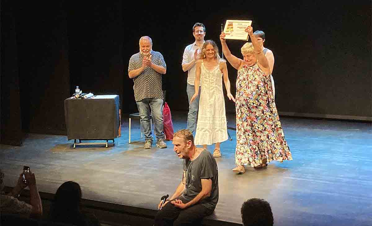 Miembros del teatro Arbolé y docpastor.com en la entrega de premios con los ganadores del Premio del público. Fotografía proporcionada desde el teatro.
