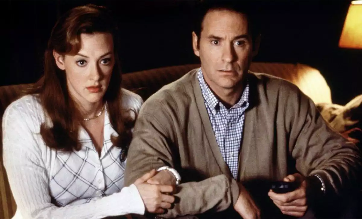Joan Cusack y Kevin Kline en In & Out. Créditos: Paramount
