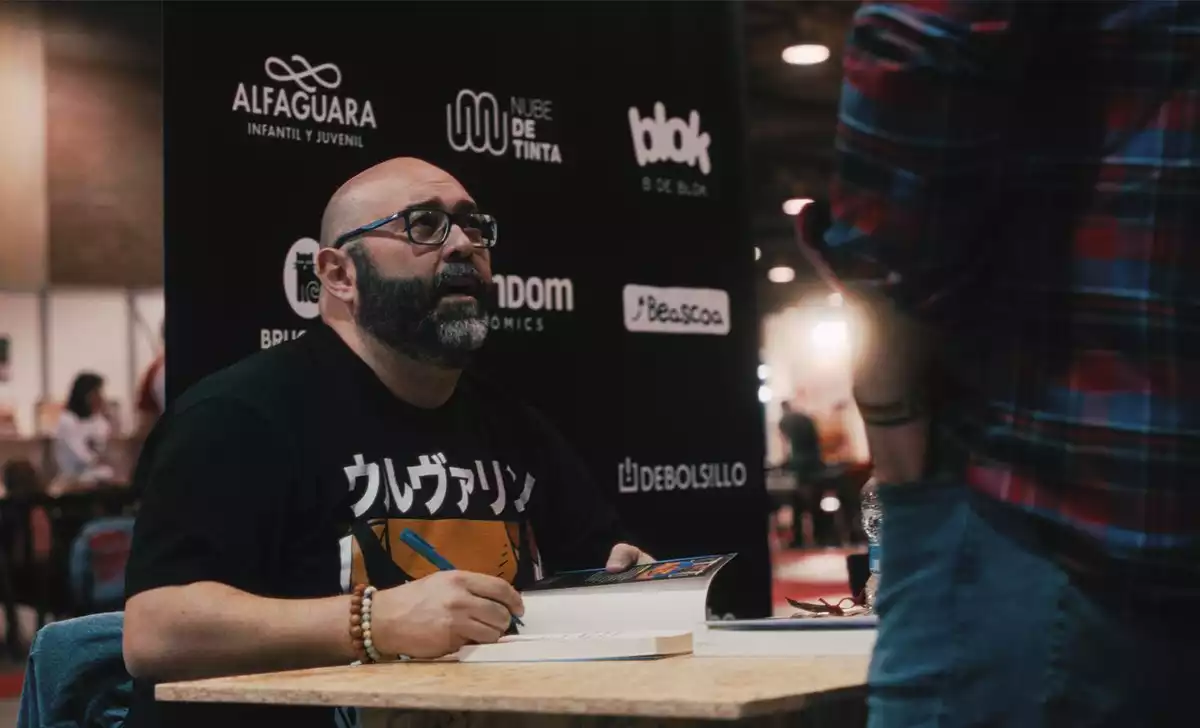 Paco Hernández firmando su obra. Créditos: Paco Hernández