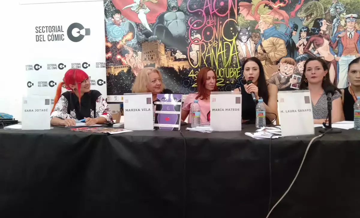 Sara Jotabé moderando la charla Comiqueras en el 30 Salón del cómic de Granada. Créditos: Doc Pastor